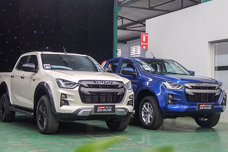 Isuzu D-Max đã là trụ cột trầm lắng trong phân khúc xe bán tải trong nhiều năm qua. Hãng xe Nhật rất giỏi trong việc chế tạo xe tải, và không quá bất ngờ khi chiếc bán tải D-Max rất được ưa chuộng tại khu vực Châu Âu. D-Max đời mới được trang bị nội thất đẹp mắt, hiện đại hơn, cùng khung gầm chắc chắn với khả năng off-road cực tốt. Tuy nhiên, Isuzu D-Max vẫn tụt hậu so với các đối thủ do vẫn sử dụng động cơ 1.9L như trước đây.