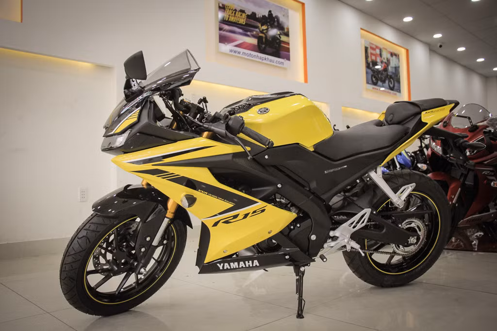 Trong khi đó mẫu sportbike cỡ nhỏ được bán tại các đại lý tư nhân có nhiều lựa chọn màu sắc hơn. Chiếc Yamaha R15 V3 2018 tem vàng racing được nhập khẩu trực tiếp từ Indonesia được bán với giá 78 triệu đồng