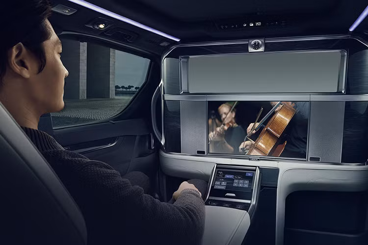 Đằng sau vách ngăn của Lexus LM 2019 bản Royal Lounge là 2 ghế ông chủ được nhồi bọt urethane với mật độ thấp để tạo cảm giác thoải mái như giường nằm và có cả hệ thống thông khí làm mát. Xe còn được trang bị hệ thống giải trí đầy đủ với màn hình màu 26 inch, dàn âm thanh JBL, tủ lạnh nhỏ có thể chứa 2 chai champagne, ngăn chứa ô và cụm điều khiển trung tâm với màn hình cảm ứng...
