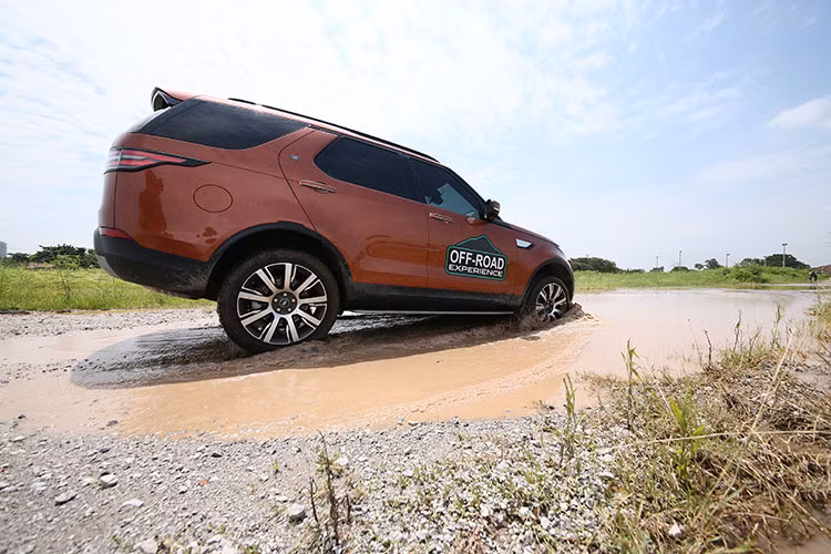 Khi di chuyển sang đường dốc cao, tốc độ được đẩy lên 7 - 8 km/h. Với dòng xe Range Rover Evoque, chiều sâu tối đa có thể vượt qua là 500mm, trong khi với dòng Discovery chiều sâu tối đa vượt qua được lên đến 900mm. Nhờ hàng loạt những công nghệ hiện đại, ngồi lên xe Land Rover, ngay cả những gã tay mơ hay phụ nữ mới biết lái xe cũng trở thành chuyên gia offroad có kinh nghiệm lâu năm.