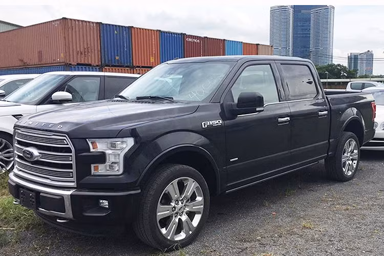 Mẫu bán tải hạng sang Ford F-150 Limited 2016 được nhập khẩu trực tiếp về Việt Nam thông qua một showroom bán xe nhập khẩu tại Hà Nội. Giá bán của mẫu xe này tại thị trường Việt được dự đoán khoảng 150.000 USD (khoảng hơn 3 tỷ đồng) với hai màu đen và trắng sáng.