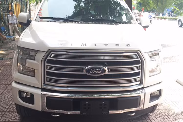 Là phiên bản đặc biệt, cao cấp được sản xuất tại thị trường Mỹ, Ford F-150 Limited 2016 sở hữu chiều dài 5.890 mm, rộng 2.029 mm. Trục cơ sở xe dài 3.683 mm. Thân hình đồ sộ của F-150 Platinum 2015 có trọng lượng lên đến khoảng 2,2 tấn.