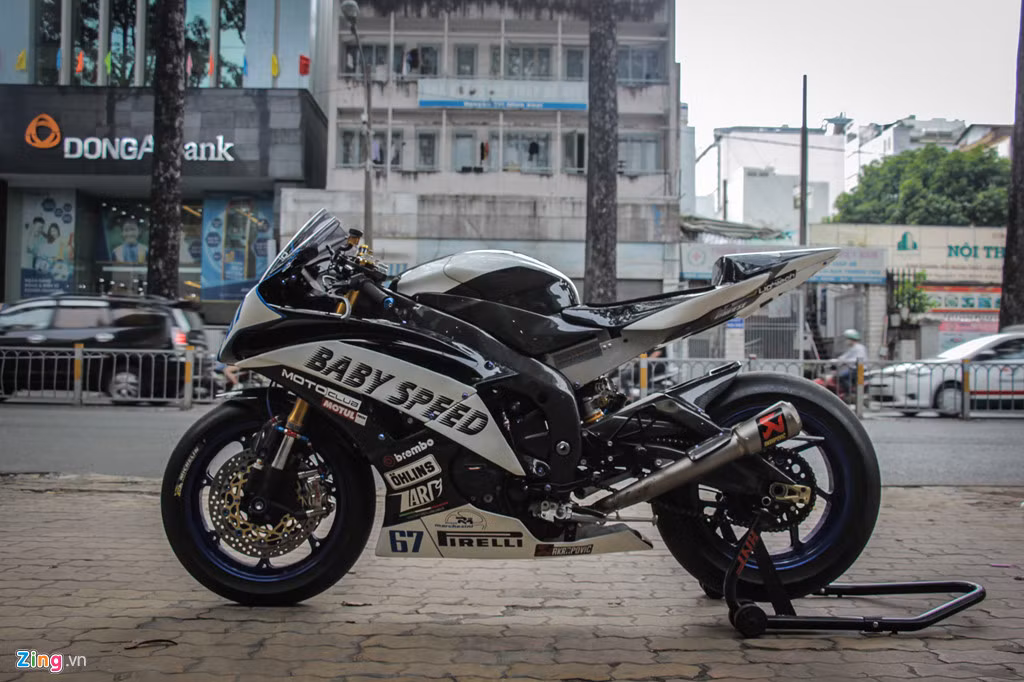 Với việc thay đổi dàn áo xe đua cùng trang bị hàng tá đồ chơi đắt tiền, chiếc Yamaha YFZ-R6 phiên bản MotoGP này ngốn của chủ nhân chi phí độ hơn 600 triệu đồng.