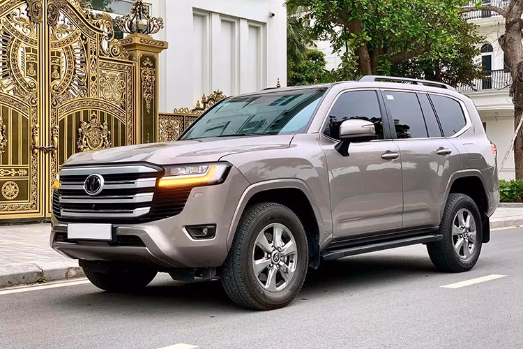 Hiện tại đối với xe Toyota Land Cruiser 2024 mới đang bán ra chính hãng, nhiều đại lý của Toyota đề nghị khách mua phải chi thêm “lạc” để có suất chờ đặt xe, chưa phải là có xe để giao ngay. Tuy nhiên, với chiếc Land Cruiser 2022 đã qua sử dụng trong bài viết này được xem là khá cao so với mặt bằng chung hiện nay.