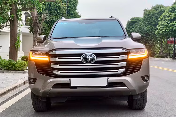 Xe đã qua sử dụng thường mất giá khá nhiều so với xe đời mới ngay từ khi lăn bánh khỏi cửa showroom và đăng ký biển số. Tuy nhiên, trong một số trường hợp, giá bán xe cũ lại cao hơn xe mới bởi nhiều lý do khác nhau. Toyota Land Cruiser tại Việt Nam là trường hợp điển hình, bởi độ hiếm của nó trong vài năm gần đây.