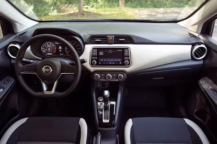 Cũng giống những thay đổi cách mạng ở ngoại hình, không gian khoang lái của Nissan Almera 2021 cũng khiến người dùng bất ngờ. Mẫu sedan hạng B đến từ Nhật Bản đã lược bớt những chi tiết nhựa cứng, thay vào đó là thiết kế chỉn chu, độ hoàn thiện cao giúp xe bớt rẻ tiền như đã thể hiện ở đời cũ.