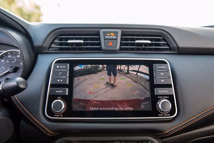 Theo những thông tin ban đầu chúng tôi có được, Nissan Almera 2021 tại Việt Nam được trang bị camera 360 độ cùng hệ thống cảnh báo điểm mù. Đây là hai công nghệ chưa từng xuất hiện trên bất kỳ mẫu xe sedan hạng B nào tại Việt Nam, hứa hẹn tăng mạnh sức cạnh tranh của Almera 2021. 
