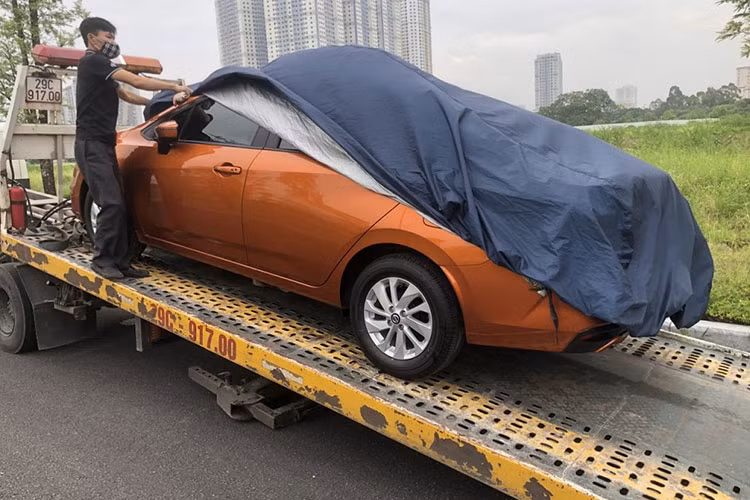 Mới đây, những hình ảnh đầu tiên của Nissan Almera 2021 tại Việt Nam đã bất ngờ được lan truyền trên mạng xã hội. Điều này khiến nhiều người tin rằng chiếc sedan hạng B này sắp được ra mắt trong ít ngày tới. Cụ thể, chiếc Almera mới bị bắt gặp khi đang được vận chuyển đến một đại lý của Nissan tại Hà Nội.