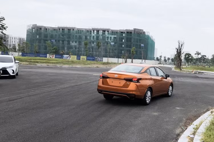 Nissan Almera 2021 sử dụng hệ thống gầm bệ mới, nhờ đó xe cũng thay đổi kích thước với chiều Dài x Rộng x Cao lần lượt là 4.495x1.740x1.460 (mm), chiều dài cơ sở 2.620 mm, khoảng sáng gầm 135 mm. So với mô hình cũ, xe dài hơn 70 mm, rộng thêm 45 mm, thấp hơn 35 mm, chiều dài cơ sở thêm 30 mm và khoảng sáng gầm xe thấp hơn 15 mm.