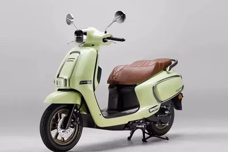 Với những hình ảnh được giới thiệu thì chiếc tay ga - với tên gọi là Suzuki US125 2025 mới mang thiết kế cổ điển đặc trưng, loại thiết kế mà vốn khá hiếm ở những mẫu xe ga Suzuki trước đó. Xe sở hữu thiết kế đèn pha vuông vức được bao quanh bởi dải cờ-rôm sáng bóng.