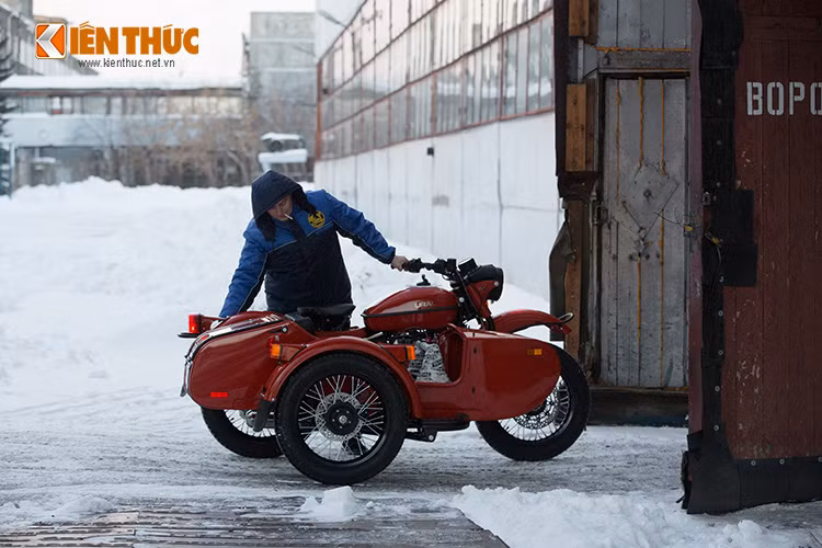 Một chiếc Ural đang được đưa ra môi trường bên ngoài để thử nghiệm trong mùa đông tại Siberia. Với hệ dẫn động 2 bánh, không có tuyết hay bùn nào có thể gây trở ngại đối với những chiếc xe Ural này.