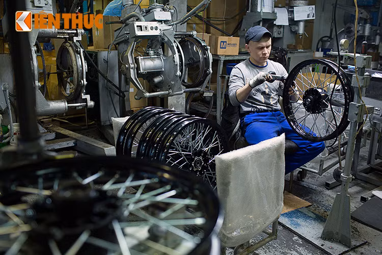  Những chiếc xe ở đây được thiết kế và sản xuất bởi hãng IMZ-Ural và sử dụng động cơ của BMW. Đặc biệt, tại nhà máy Ural này nhiều chi tiết vẫn được những người thợ sản xuất thủ công "cực chất". 