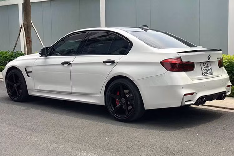 Thông thường các chủ xe BMW 3-Series sau khi sử dụng và muốn "lên đời" sẽ chọn phong cách BMW M3 cho ngoại hình của xe, sau đó biến tấu thêm vài chi tiết khác theo phong cách của riêng mình. Chiếc 330i trong bài viết là một ví dụ điển hình cho việc độ bodykit M3 cho xe.