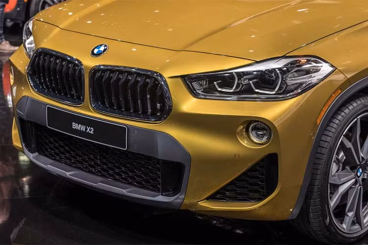 Điểm nhấn của BMW X2 nằm ở lưới tản nhiệt hình quả thận (phần dưới của lưới tản nhiệt rộng hơn phần trên) và gói phụ kiện M Sport X mới. Đèn của xe thiết kế pha mượt mà, tích hợp dải đèn LED định vị ban ngày.