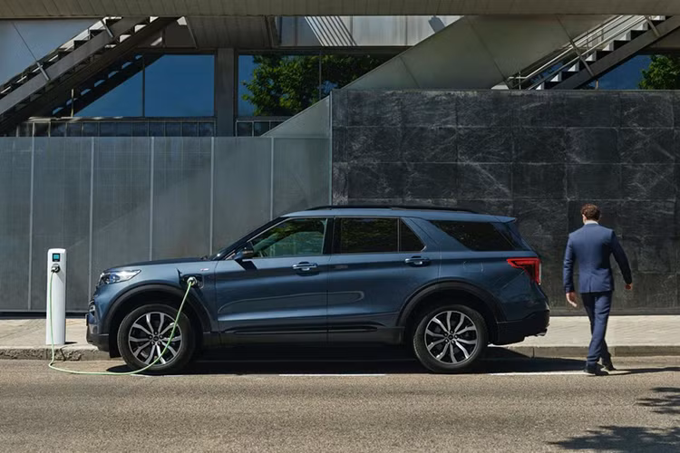 Nhờ đó, Ford Explorer PHEV 2020 sở hữu công suất tổng cộng 451 mã lực và mô-men xoắn cực đại 825 Nm. Với những con số này, Explorer PHEV 2020 trở thành mẫu xe plug-in hybrid mạnh nhất hiện nay của thương hiệu Ford.