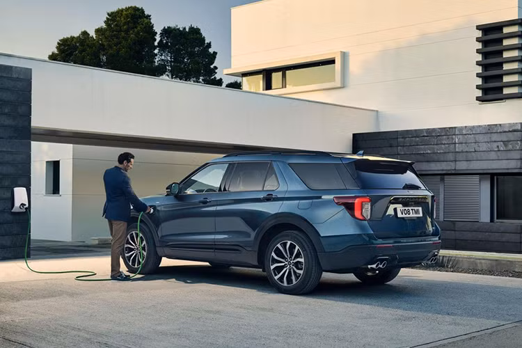 Điểm nhấn của mẫu xe SUV Ford Explorer PHEV 2020 đương nhiên nằm ở hệ truyền động. Theo đó, mẫu SUV cỡ lớn này được trang bị hệ truyền động plug-in hybrid, kết hợp máy xăng EcoBoost V6, dung tích 3.0 lít với một mô-tơ điện, máy phát điện và cụm pin lithium-ion 13,6 kWh.