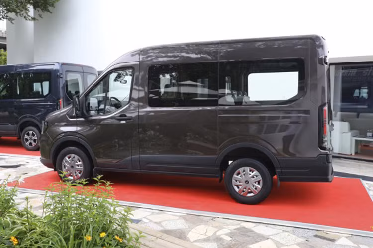 Ở thế hệ mới, mẫu xe minivan Ford Transit 2024 có thể sẽ được bán ra với hai biến thể là biến thể chở hàng và biến thể chở khách. Xe cũng có 3 phiên bản chiều dài cơ sở, gồm ngắn (3.000 mm), trung bình (3.300 mm) và dài (3.750 mm), cùng 2 tùy chọn chiều cao mui xe (trung bình và cao).