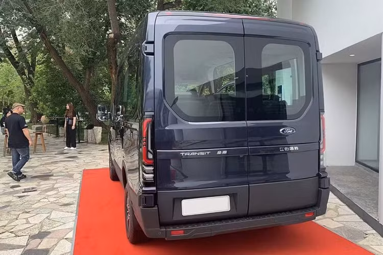 Cũng giống với Ford Transit đang bán tại Việt Nam, thế hệ mới mới của mẫu minivan này vẫn là phiên bản dành cho thị trường Trung Quốc chứ không phải phiên bản toàn cầu. Xe tiếp tục do liên doanh JMC - Ford đã từng phát triển mẫu SUV Territory phát triển và sản xuất.