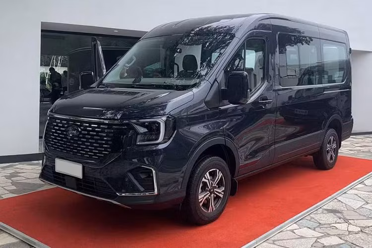 Về ngoại thất, bản chở hàng có phần đầu xe khá giống với bán tải Ranger khi có cụm đèn pha chữ C đi cùng thanh ngang trên lưới tản nhiệt. Trong khi đó, ở bản chở khách, thanh ngang lại được thay bằng các chi tiết mạ crôm mềm mại, tạo nên vẻ ngoài sang trọng hơn.