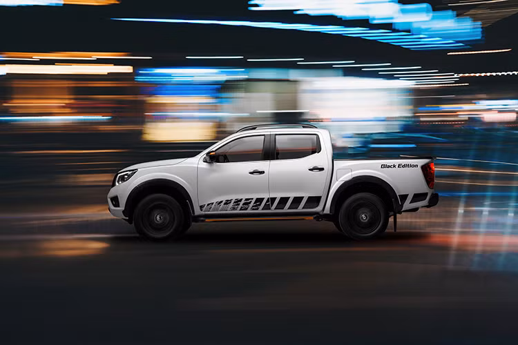 Navara Black Edition A-IVI được trang bị loạt tính năng công nghệ Chuyển động thông minh của Nissan như Hệ thống quan sát xung quanh xe thông minh, Hệ thống chống bó cứng phanh (ABS), Hệ thống phân phối lực phanh điện tử (EDB), Hệ thống cân bằng điện tử (VDC) và hạn chế trơn trượt (ABLS), Hệ thống hỗ trợ khởi hành ngang dốc (HSA) và kiểm soát đổ đèo (HDC)...