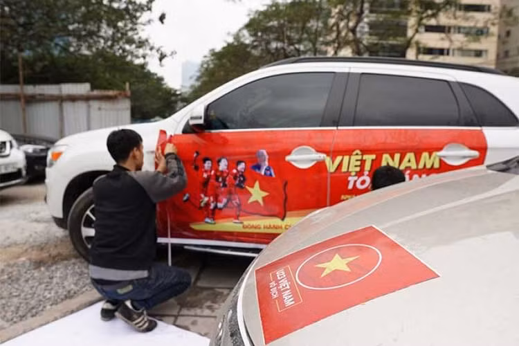 Cuộc vui nào rồi cũng phải tàn, nhịp sống trở lại bình thường và nhiều chủ xe đã đi dọn lại xe, bóc tem cổ động để chuẩn bị đón Tết cổ truyền. Tuy nhiên với người quen việc và đã chuẩn bị trước thì dễ, còn những người lần đầu dán đề-can lại lóng ngóng, thậm chí "lợn lành thành lợn què" khi bóc sai cách, dẫn đến phải đưa xe đi khắc phục sơn sửa.