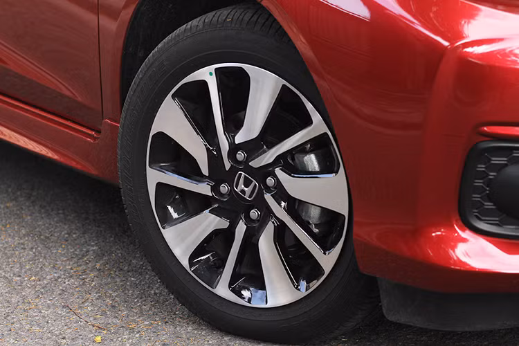 Phần trụ B của Honda Brio hoàn toàn mới được sơn đen tạo cảm giác thân xe trường hơn khi quan sát, đi kèm với đó 2 là đường gân kéo từ cửa trước tới phía sau là điểm nhấn. Xe trang bị la zăng 15 inch đa chấu với 2 tông màu đen piano và kim loại đi kèm bộ lốp 185/55 R15.