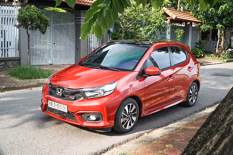 Giá xe Honda Brio mới tại Việt Nam có phần cao hơn các đối thủ trong phân khúc do được nhập khẩu từ Indonesia - bản G, RS và RS Two-Tone tương ứng từ 418 đến 452 triệu đồng. Brio được xem là mẫu xe cỡ nhỏ giá rẻ dành cho đô thị đứng đầu phân khúc tại các thị trường như: Thái Lan, Ấn Độ, Indonesia,... và được kỳ vọng lớn tại thị trường ôtô Việt. 