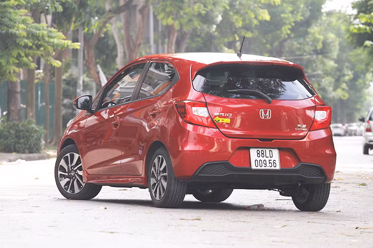 Nhìn chung, Honda Brio là một mẫu xe cỡ nhỏ dành cho những gia đình trẻ mua xe lần đầu khi có thiết kế bên ngoài đẹp, bắt mắt và bên trong thực dụng nhưng nếu muốn “độ” tiện nghi cũng rất đơn giản. Hay thậm chí “thực dụng” hơn là dành cho những khách hàng kinh doanh dịch vụ, với một mẫu xe hạng A nhưng có không gian tiệm cận xe hạng B.