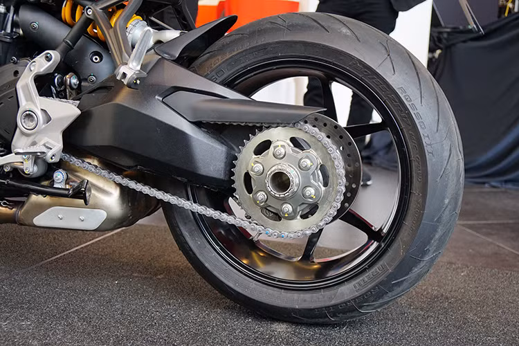 Ngoài những trang thiết bị tiêu chuẩn của Ducati SuperSport 2017 bao gồm các chức năng như; đèn LED định vị ban ngày, màn hình LCD toàn phần, chảng ba hình chữ Y và cổng USB chống thấm nước trong cốp... Mẫu xe này còn có 3 chế độ lái khác nhau là Sport, Touring và Urban.