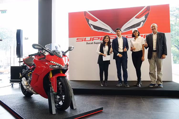 Nhà phân phối chính hãng Ducati Việt Nam vừa tung ra mẫu môtô thể thao đường phố SuperSport gồm 2 phiên bản: tiêu chuẩn và S. Mẫu xe này như là sự pha trộn đủ các yếu tố của hầu như mọi dòng xe Ducati hiện nay. Mẫu xe môtô Ducati SuperSport 2017 phù hợp với mọi tay lái mới, yêu Ducati và giúp họ chạy xe nhàn nhã ở các kiểu đường.
