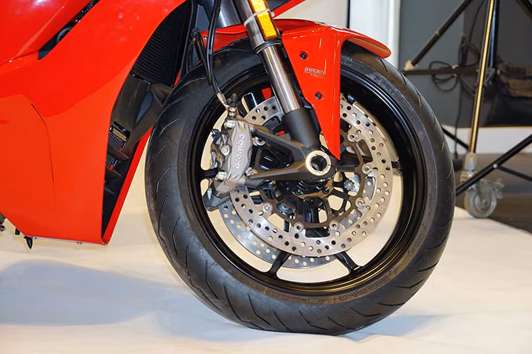 Ở phiên bản tiêu chuẩn, mẫu xe Ducati SuperSport 2017 sẽ được đi kèm hệ thống treo bao gồm phuộc Marzocchi 41 mm tùy chỉnh hoàn toàn và giảm xóc Sachs với lò xo tùy chỉnh theo tải cũng như độ bật nảy. Trong khi đó, phiên bản S của mẫu xe này được trang bị phuộc TIN 48 mm tùy chỉnh hoàn toàn và giảm xóc Ohlins.