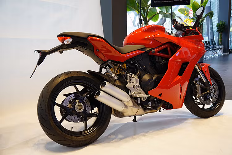 Mẫu xe môtô Ducati SuperSport phiên bản 2017 mới này được cho là dòng xe mới, pha trộn giữa nakedbike Monster, superbike Panigale và Hyper. Kiểu dáng được thiết kế khá phóng tay bởi các kỹ sư người Ý, âm thanh động cơ mang âm hưởng của dòng siêu môtô Panigale nhưng hiền hơn.
