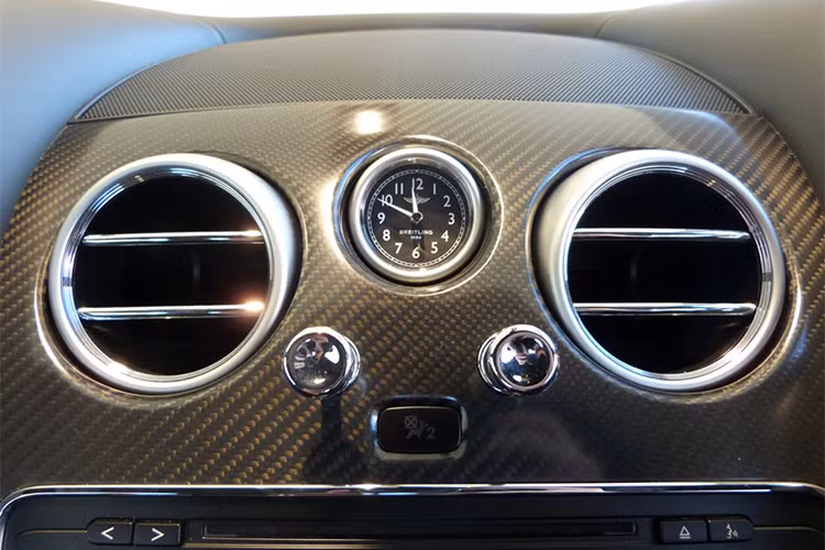 Tuy nhiên, đáng chú ý nhất và là chi tiết “độc” nhất trên chiếc Bentley Continental GT Convertible V8 S được “thửa riêng” bởi Mulliner này đó là các chi tiết ốp nội thất bằng sợi carbon với màu vàng độc đáo.