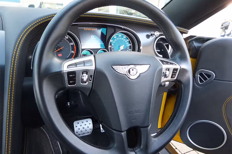 Đáng chú ý, khoang lái đã được hãng độ Mulliner nhà Bentley “can thiệp” khá nhiều, mang đến những nét đặc trưng riêng cho chiếc mui trần Bentley Continental GT Convertible 2014 này.