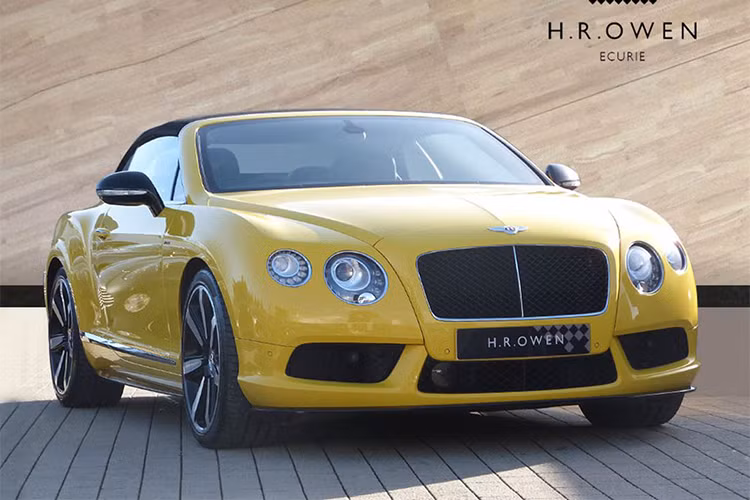 Được “thửa riêng” bởi phân viện Mulliner, siêu xe sang mui trần Bentley Continental GT Convertible đời 2014 mang màu sơn vàng Monaco Yellow cùng nội thất không “đụng hàng” với bất kỳ mẫu xe nào khác. Mẫu xe này hiện đang nằm tại đại lý chuyên bán xe siêu sang H.R. Owen tại Anh quốc đề tìm chủ mới.