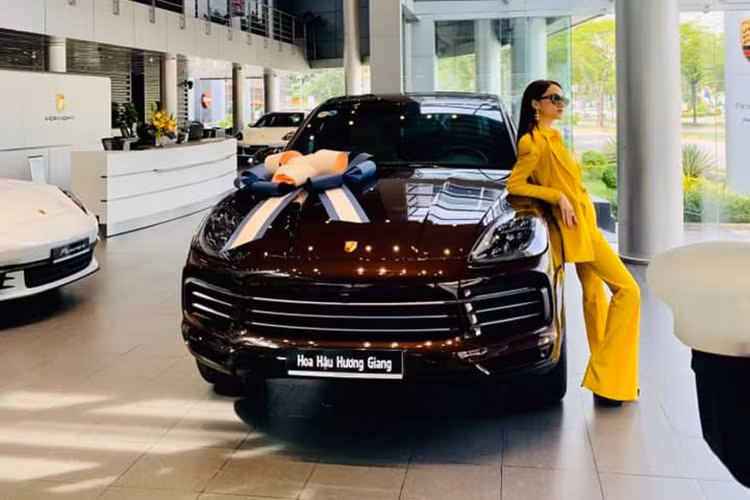 Mới đây, hoa hậu Hương Giang bất ngờ tậu thêm cho mình một chiếc xe SUV thể thao hạng sang Porsche Cayenne 2020 mới theo diện chính hãng. Trước đó người đẹp chuyển giới đã từng sở hữu hai chiếc xe sang thương hiệu Đức khác là Mercedes-Benz GLC 300 và BMW 7-Series.