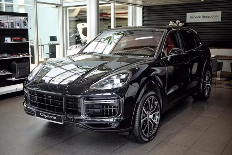 Porsche Việt Nam cũng chính thức công bố giá xe Porsche Cayenne 2020 bao gồm Cayenne Coupé từ 4,95 tỷ đồng và 9,35 tỷ đồng cho phiên bản Cayenne Turbo Coupé. Tuy nhiên, theo một số nguồn tin, chiếc Porsche Cayenne 2020 của hoa hậu Hương Giang sở hữu tùy chọn riêng màu ngoại thất với giá hơn 70 triệu đồng.