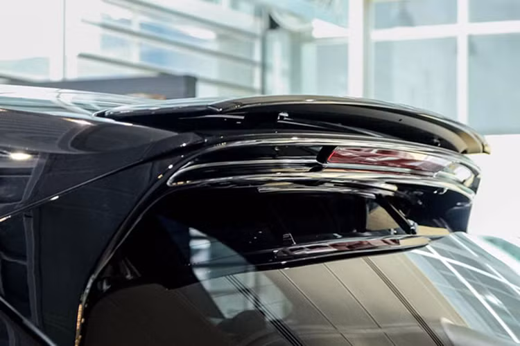 Cayenne Coupe mới có trọng tâm thấp hơn 20 mm, cửa sau được làm mới và chắn bùn được cập nhật làm nổi bật các góc bằng cách mở rộng chiều rộng thêm 18mm. Mỗi chiếc Cayenne Coupe có phần mái bằng kính cố định toàn cảnh rộng 2,16 m2, tuy nhiên, mui xe sử dụng carbon là tùy chọn. Một cánh gió mái adaptive (trang bị tiêu chuẩn Cayenne) cũng có sẵn và sẽ khởi động khi xe đạt tốc độ từ 90 km/h trở lên. 