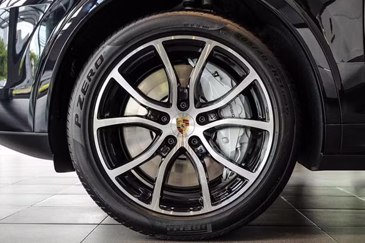 Cụm đèn hậu của xe vẫn có thiết kế tương tự như biến thể Cayenne tiêu chuẩn. Trên phiên bản Cayenne Turbo Coupe cũng được trang bị thêm hệ thống ống xả thể thao. Các tính năng tiêu chuẩn Cayenne bao gồm hệ thống treo chủ động của Porsche (PASM), gói thể thao Chrono, la zăng 20 inch, ghế thể thao chỉnh 8 hướng.