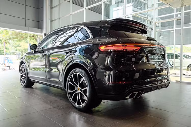 Khách hàng sẽ có 2 tùy chọn động cơ bao gồm V6 3.0L công suất 335 mã lực và mô men xoắn 450 Nm trên phiên bản tiêu chuẩn và khả năng tăng tốc từ 0 - 100 km/h trong 5,7 giây với tốc độ tối 243 km/h trên bản tiêu chuẩn. Riêng bản Cayenne Turbo Coupe sẽ sử dụng động cơ V8 4.0L tăng áp kép công suất 541 mã lực và mô men xoắn 768 Nm. Xe chỉ mất 3,7 giây để tăng tốc từ 0 - 100 km/h và tốc độ tối đa 286 km/h.