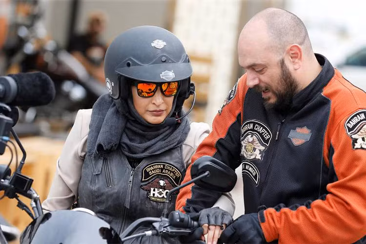 Ông Marwan Al-Mutlaq - Quản lý Kinh doanh của Harley-Davidson tại các tiểu vương quốc Ả Rập cho biết: “Trào lưu chơi xe môtô của phụ nữ Ả Rập đang phát triển mạnh mẽ mỗi ngày. Chúng tôi đã có sẵn một lượng lớn khách hàng nữ đặt cọc mua xe và đăng ký các khóa học huấn luyện kể từ sau khi chính sách cải cách của Thái tử Mohammad Bin Salman được áp dụng”.