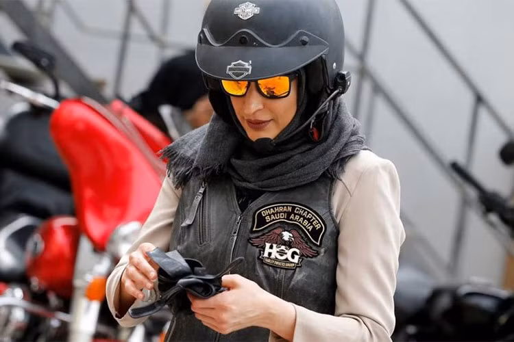 Và chỉ sau gần hai tháng hiện thực quy định này, đã có 8 biker nữ Ả Rập đứng ra thành lập hội nhóm chơi xe “Ladies of Harley” – Riyadh Chapter.