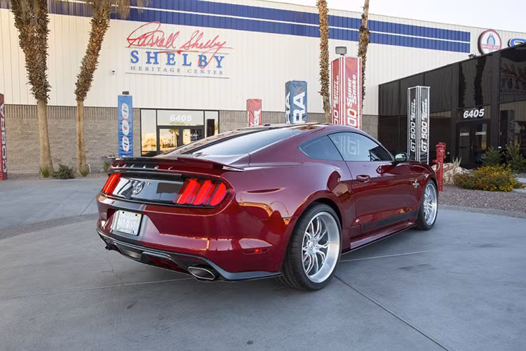 Không để các khách hàng của mình phải chờ lâu, hãng xe Mỹ đã trình làng phiên bản Shelby Super Snake 2015 mạnh mẽ nhất từ trước tới nay.