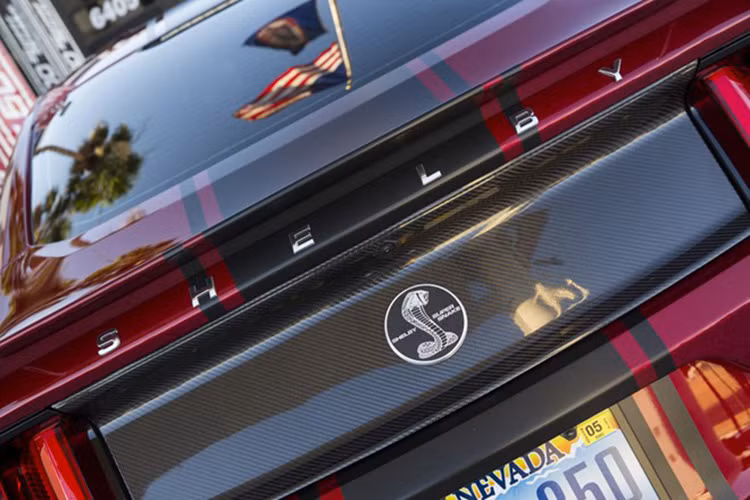 Đuôi xe của Shelby Super Snake 2015 cũng được trang bị sợi các-bon để giảm cân và tăng độ cứng thân xe.