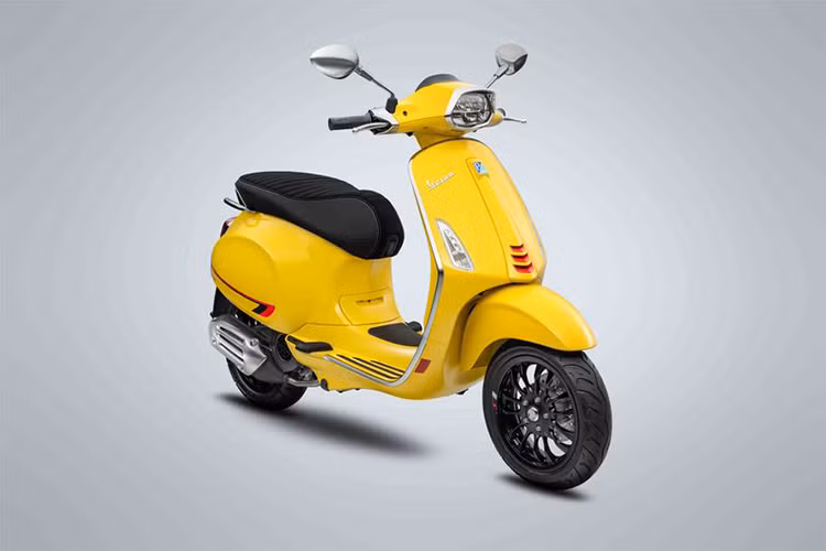 Cả hai mẫu xe này đều có khả năng sản sinh công suất tối đa 10,6 mã lực tại 7.700 vòng/phút và mô-men xoắn cực đại đạt 10,4 Nm tại 6.000 vòng/phút. Vespa Primavera và Sprint 2020 đều được trang bị hệ thống chống bó cứng phanh ABS ở bánh trước, cổng sạc USB ở cốp trước, khoá từ chống trộm,..... Vừa an toàn, vừa tiện nghi lại không lo mất cắp.