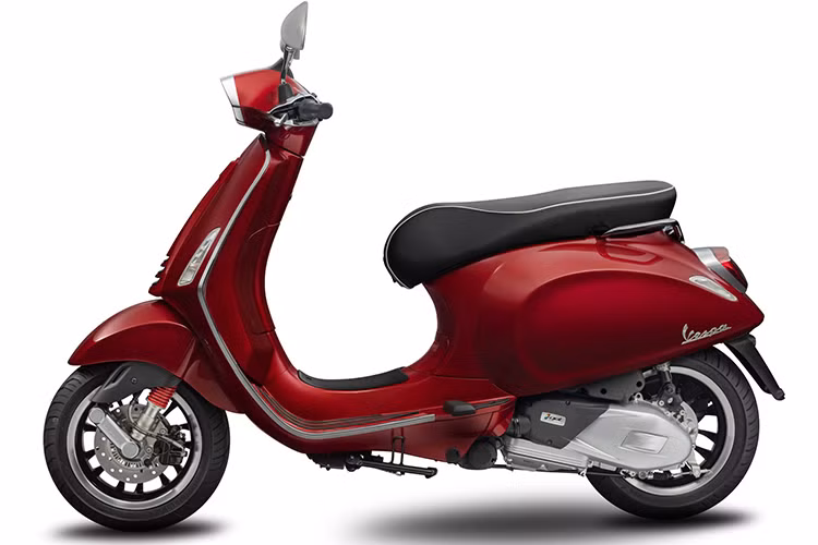 Yên xe cá tính với thiết kế đường vân trắng nổi bật. Vành bánh xe sơn đen kết hợp với viền xám tròn quanh vành để tạo điểm nhấn. Xe có 3 lựa chọn màu mớivàng nắng (yellow sole), trắng, đen. Sprint S được nhấn nhá đường tem thể thao đen-đỏ nổi bật cùng các chi tiết logo S, hốc còi, lò xo phía trước sơn đỏ bóng, kết hợp hài hòa với vành bánh xe màu đen bóng, yên xe thể thao với những đường vân nổi bật.