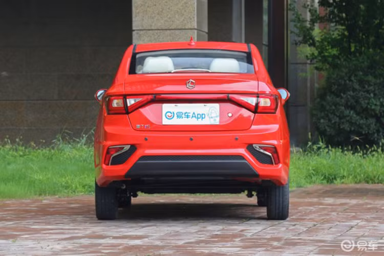 Xe sedan Levdeo i5 chạy điện có thể đạt tốc độ tối đa 100 km/h và cự li di chuyển tới 255 km trên một lần sạc. Nhà sản xuất chỉ đưa ra đúng một phiên bản với giá bán 76.000 nhân dân tệ (khoảng 249 triệu đồng).