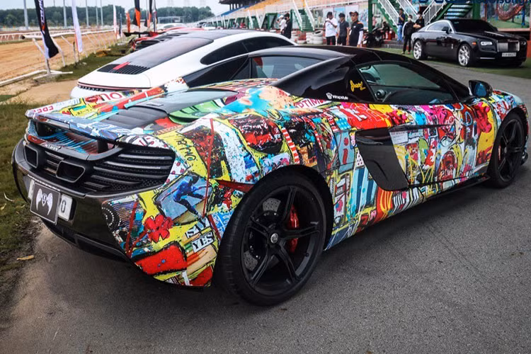 Ra mắt lần đầu tiên vào tháng 2/2014, McLaren 650S Spider là biến thể mui trần của mẫu 650S. Biến thể này nặng hơn 40 kg so với biến thể mui cứng do được trang bị bộ khung gia cố để chịu thêm độ cứng xoắn khi không có mui. 