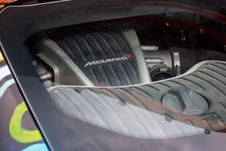 McLaren 650S Spider được trang bị khối động cơ V8, dung tích 3.8L tăng áp kép, sản sinh công suất lên đến 641 mã lực và 680 Nm mô-men xoắn. Kết hợp hộp số bán tự động 7 cấp SSG và hệ dẫn động cầu sau, chiếc siêu xe Anh quốc có thể tăng tốc 0-100 km/h trong 3 giây và tốc độ tối đa đạt 328 km/h.