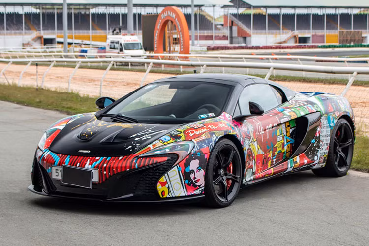 Thời điểm mới ra mắt, đối thủ chính của McLaren 650S Spider bao gồm Lamborghini Huracan LP 610-4 và Ferrari 488 GTB, cùng giá bán từ 288.000 USD. Hiện nay dòng xe này đã bị khai tử, nhường chỗ cho 720S Spider mạnh mẽ hơn. Trên thị trường xe cũ Việt Nam, giá xe McLaren 650S Spider bán lại dao động từ 9-11 tỷ đồng.